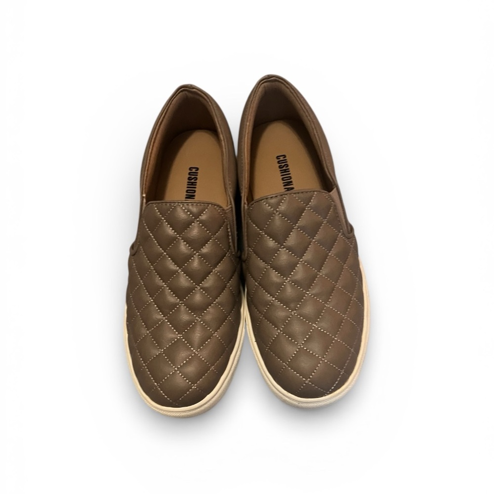 Cushionaire Women's Quilted Brown Sneakers‎